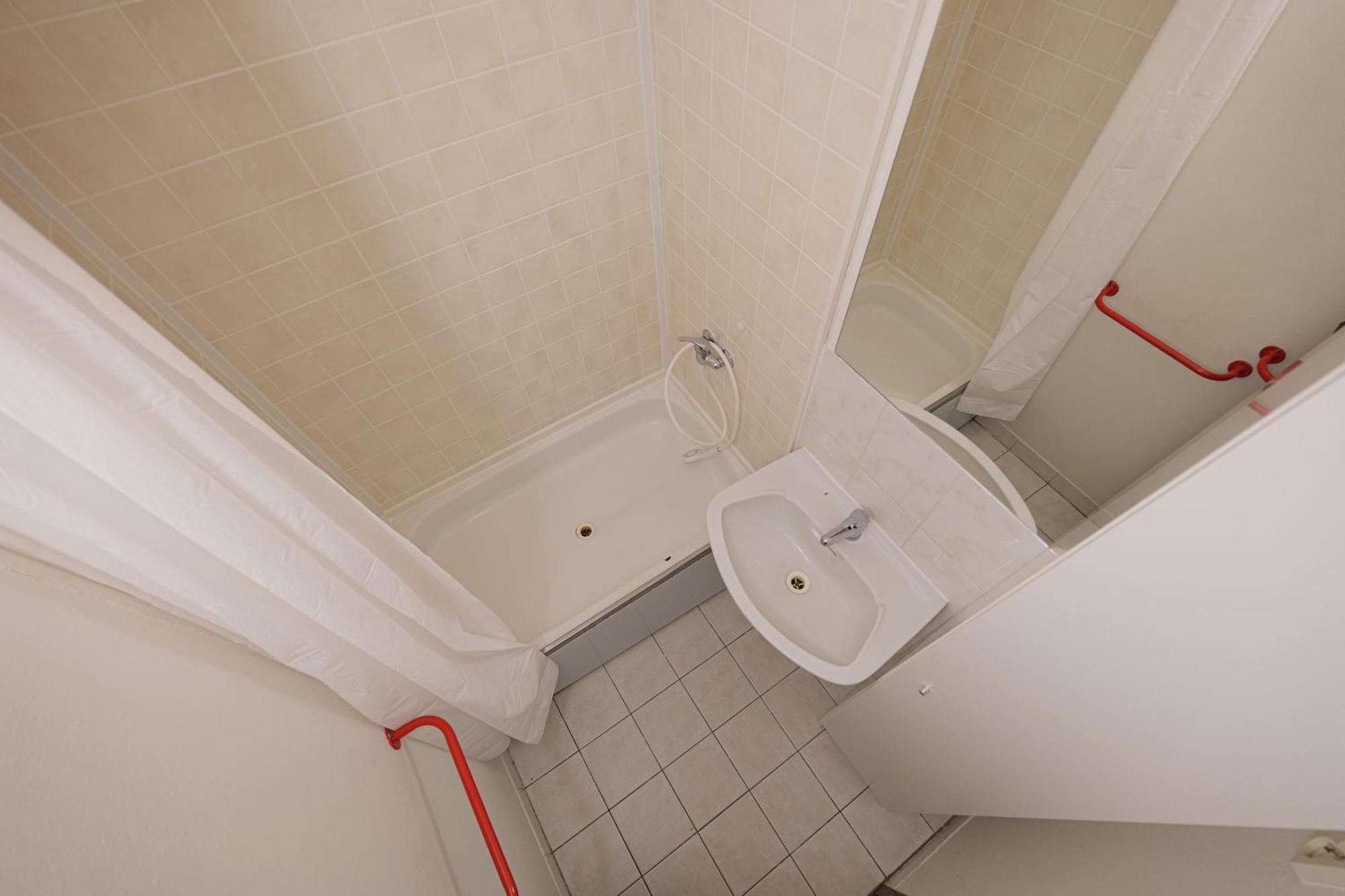 Tvm Tower Modrany Hostel Прага Екстериор снимка