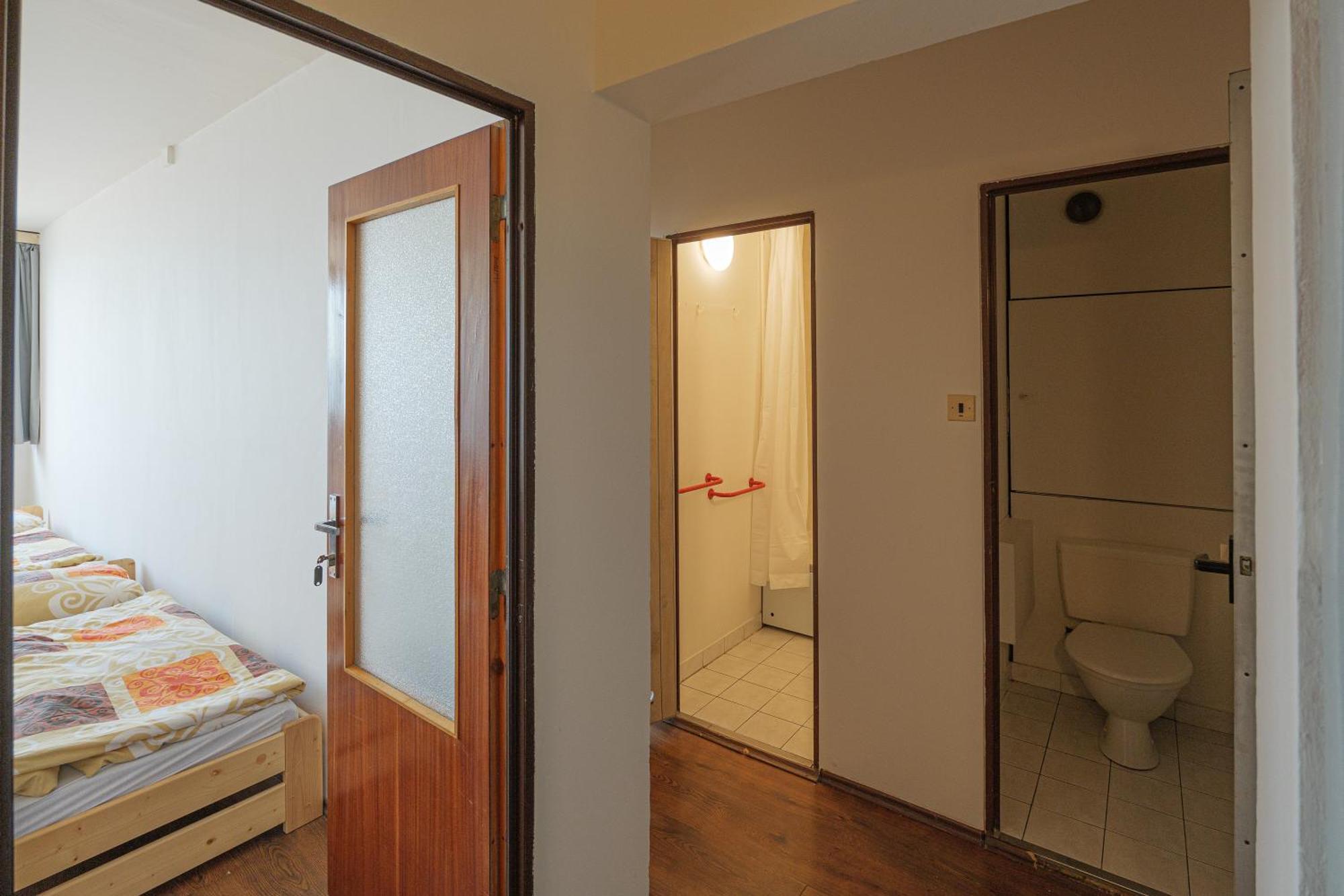 Tvm Tower Modrany Hostel Прага Екстериор снимка