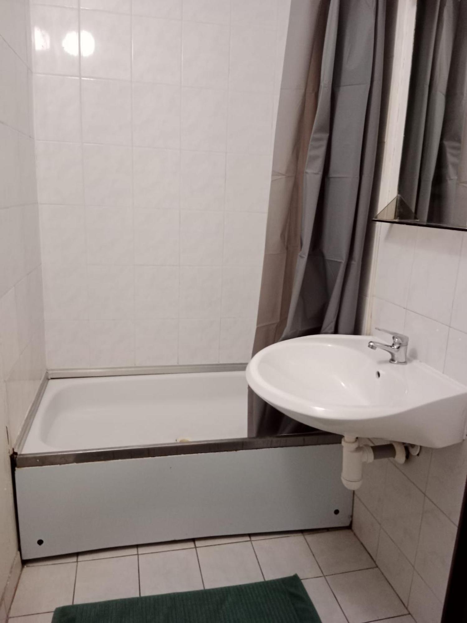 Tvm Tower Modrany Hostel Прага Екстериор снимка